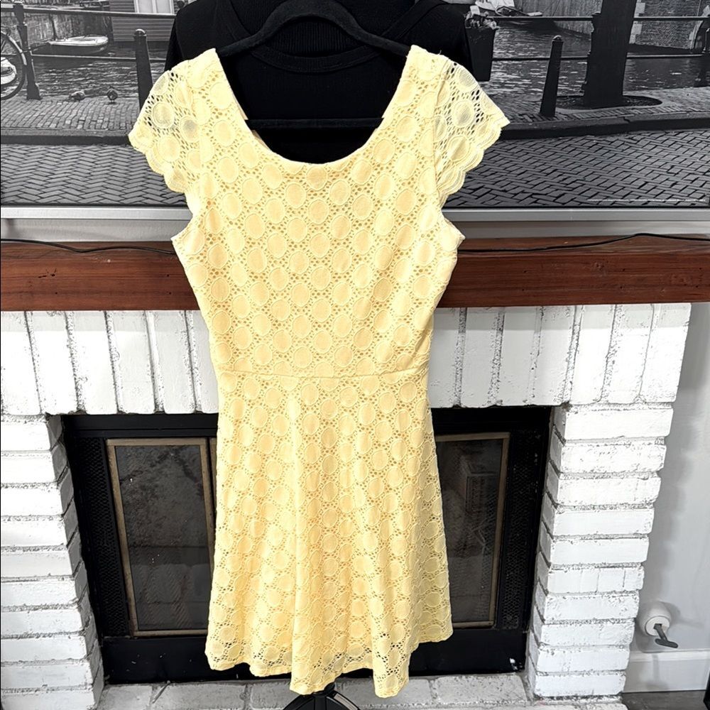 Ronni Nicole Lace Eyelet dress Butter Yellow Size 6 Stretch Short Sleeve